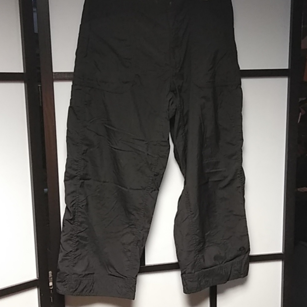 Mountain Hardware Black Capri's sz10